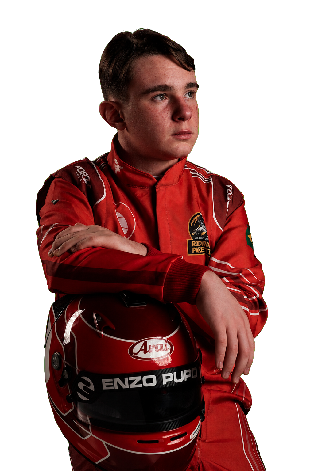 Enzo Pupo com macacão vermelho segurando seu capacete