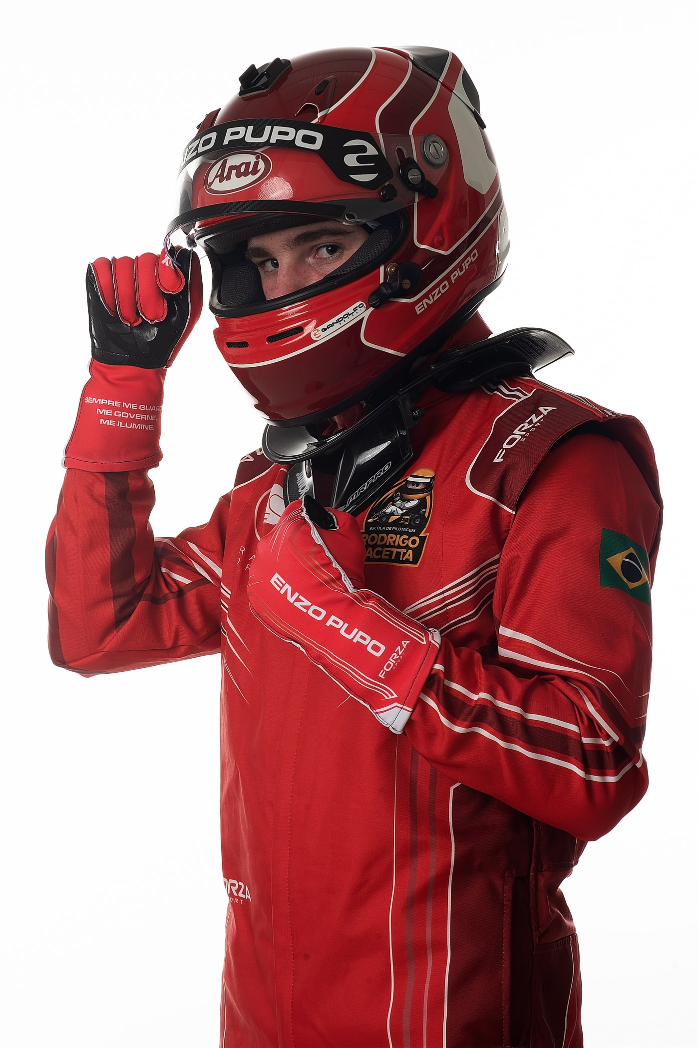 Retrato de Enzo Pupo vestindo capacete e macacão de kart