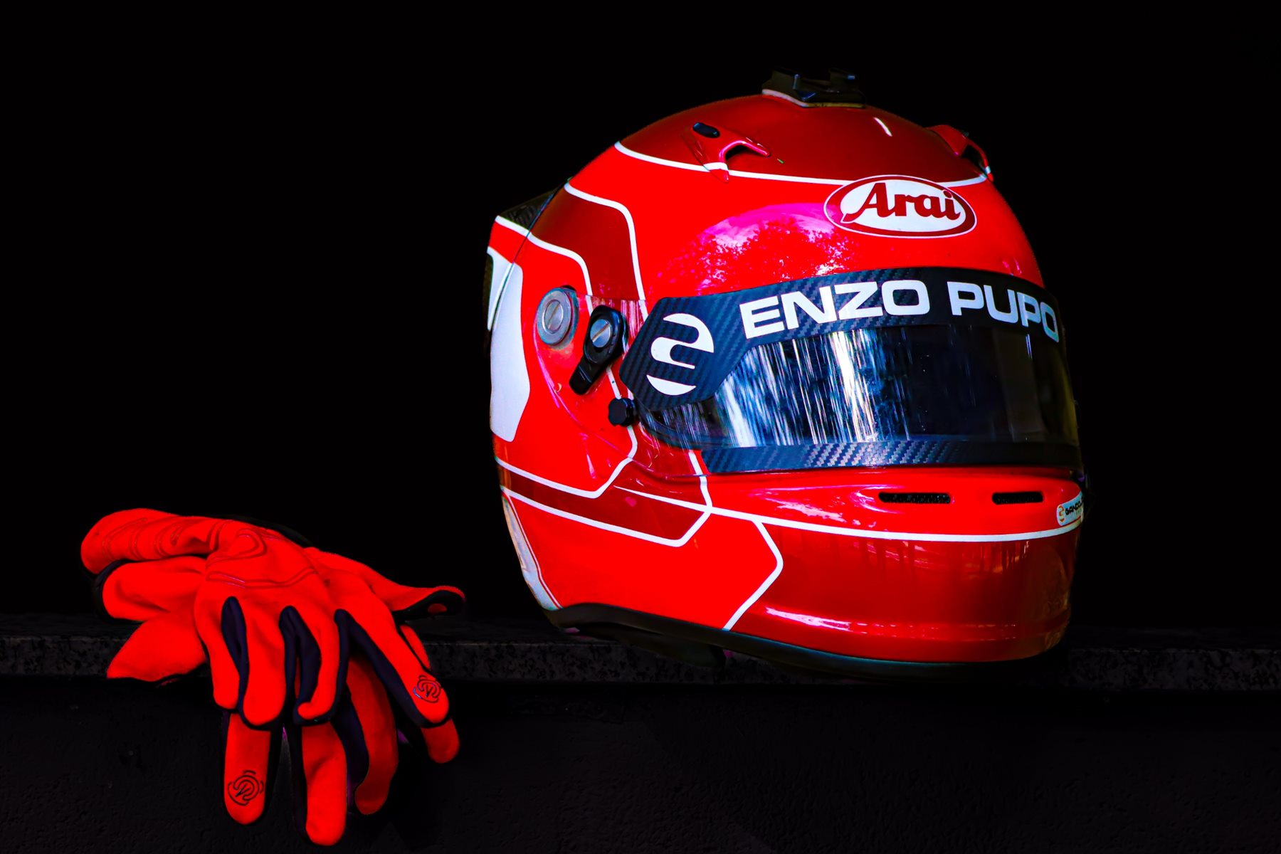 Capacete e luvas de Enzo Pupo