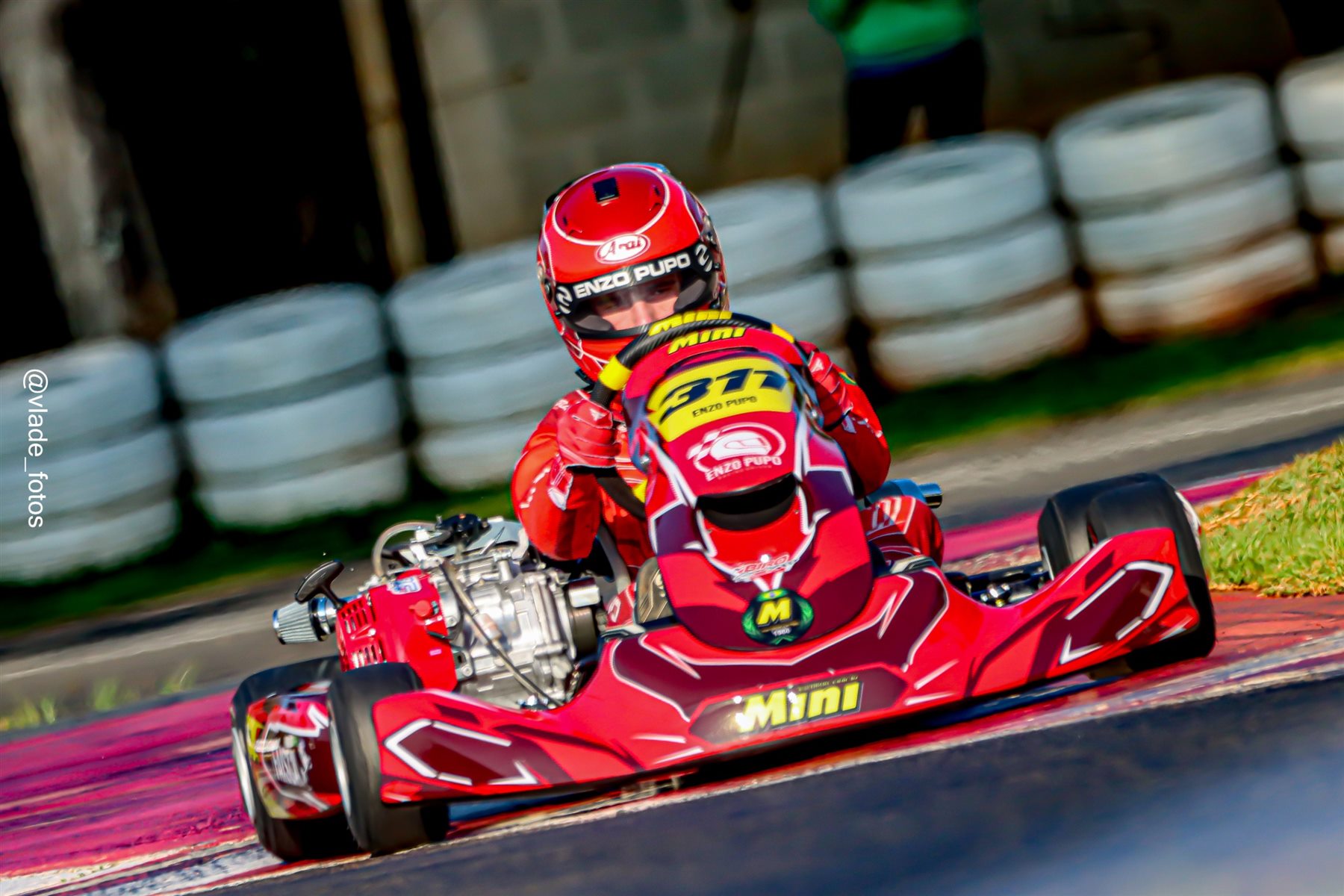 Enzo Pupo pilotando o kart