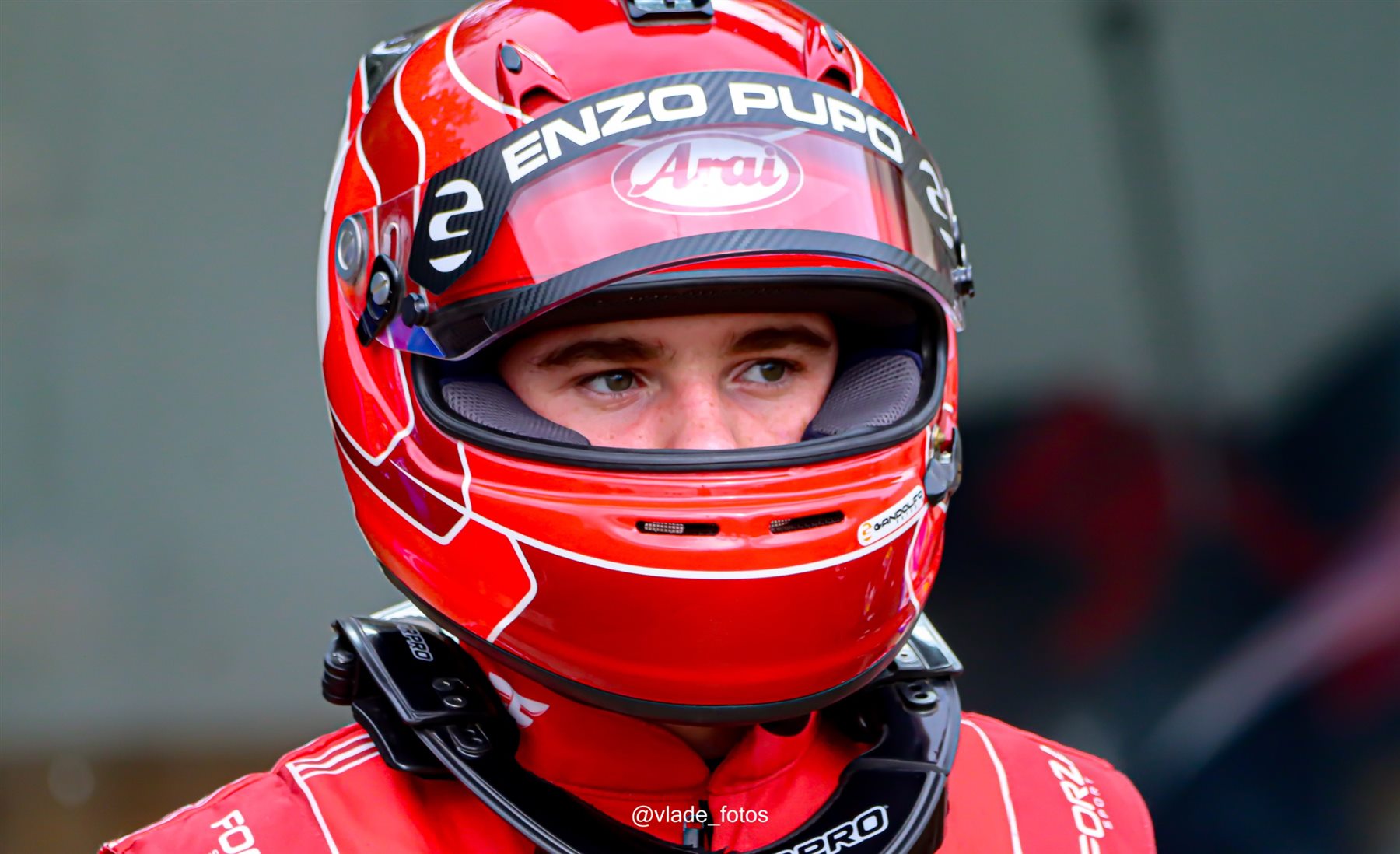 Retrato de Enzo Pupo com capacete