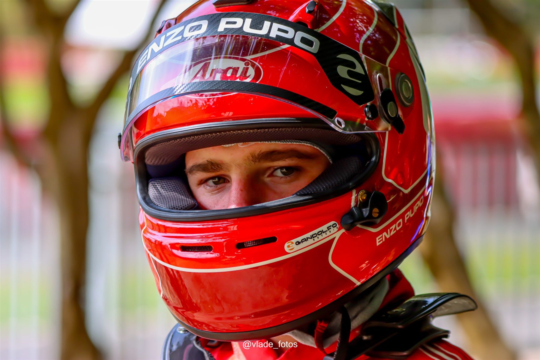 Olhar de Enzo Pupo através do capacete