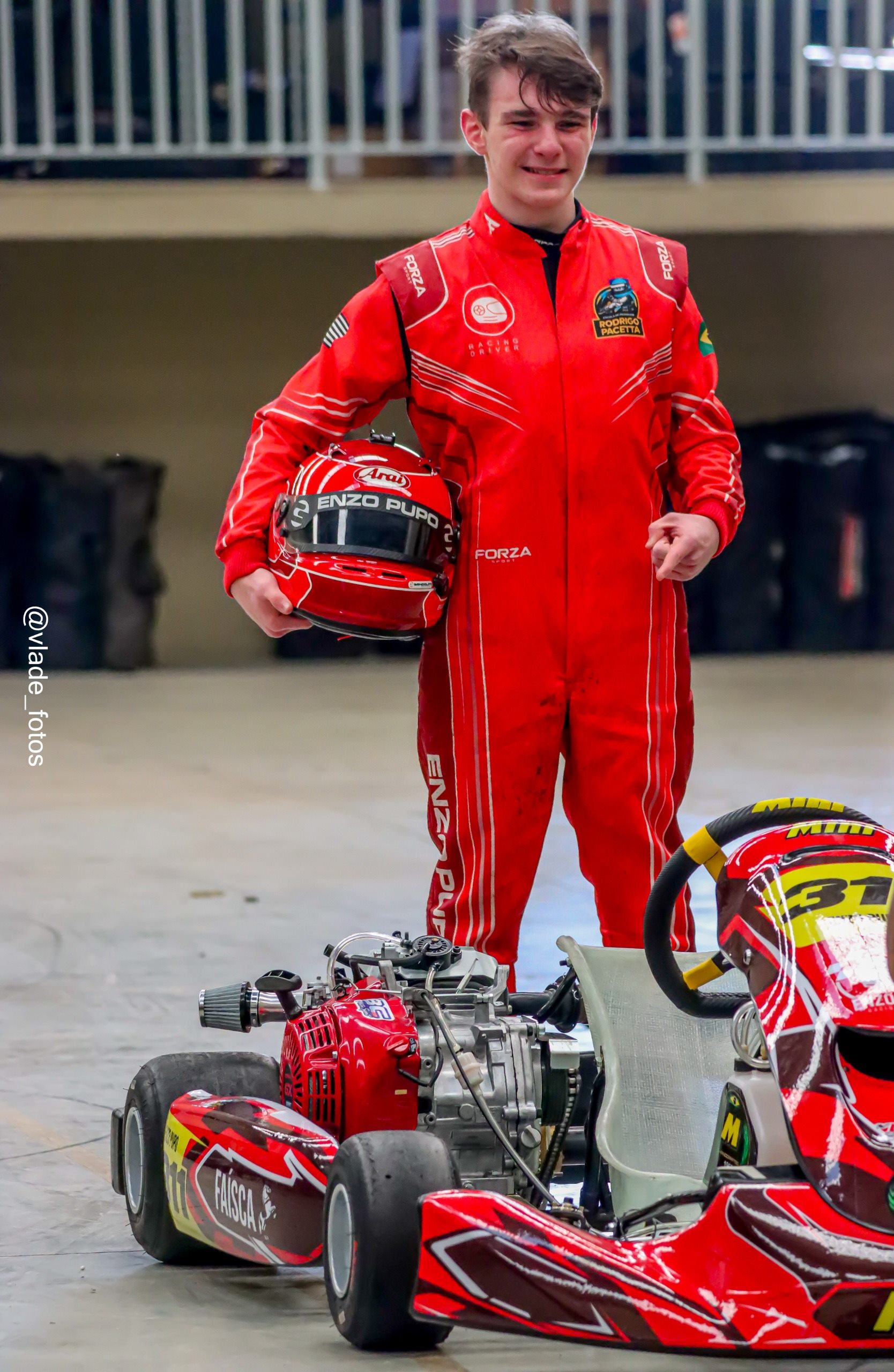 Enzo Pupo ao lado de seu kart