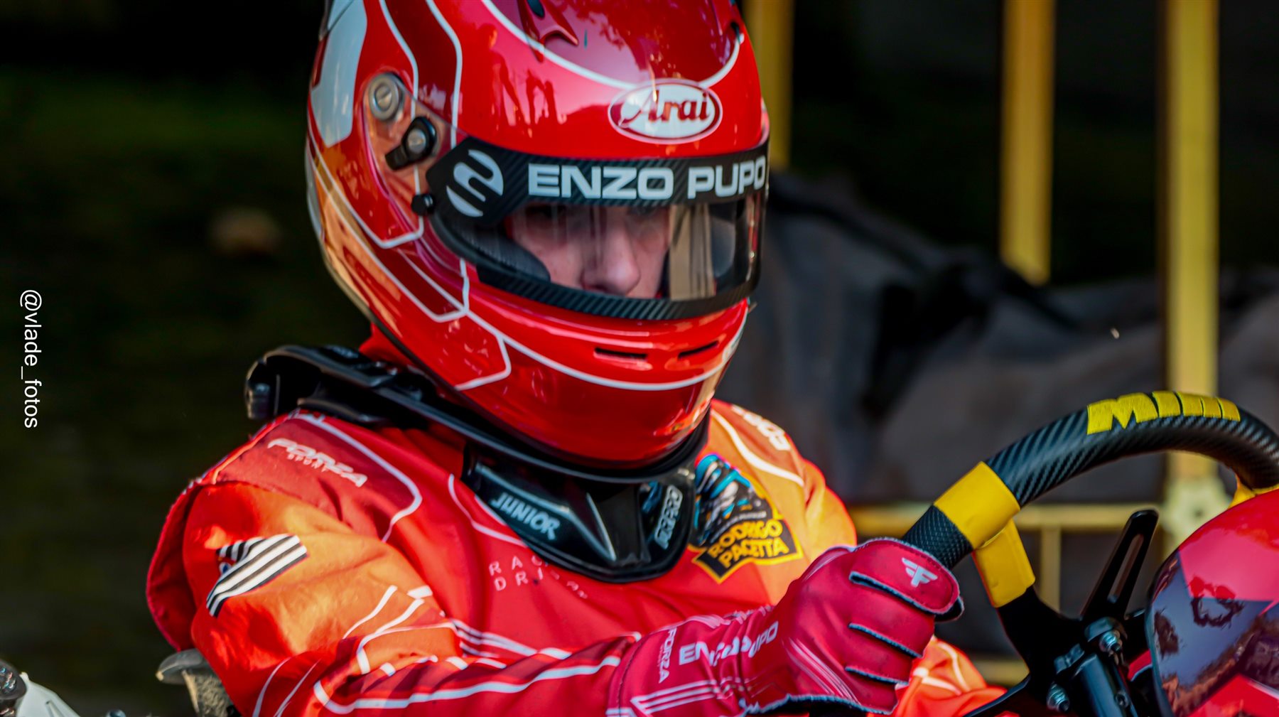 Enzo Pupo no cockpit do kart