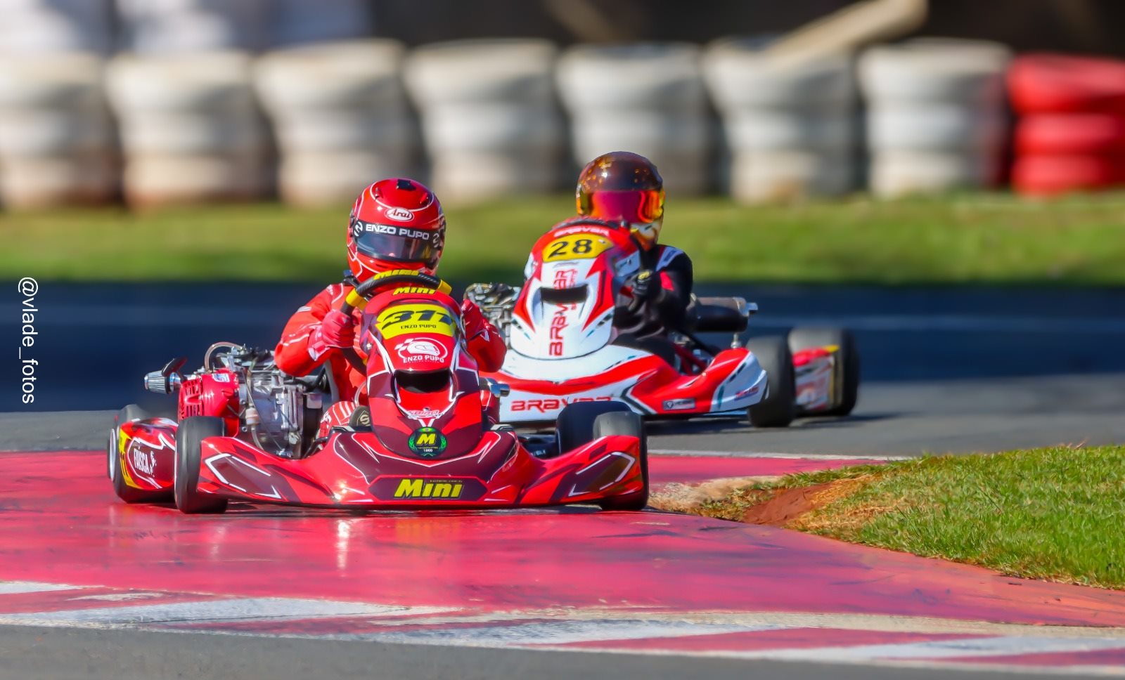 Disputa de posição no kartódromo