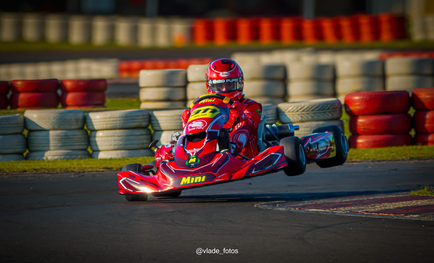 Enzo Pupo atacando a curva